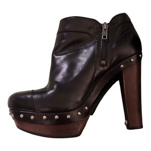 UGG Womens Black Leather Wood Studded Short Ankle Boots Sz 8 Biker Fall Witchy